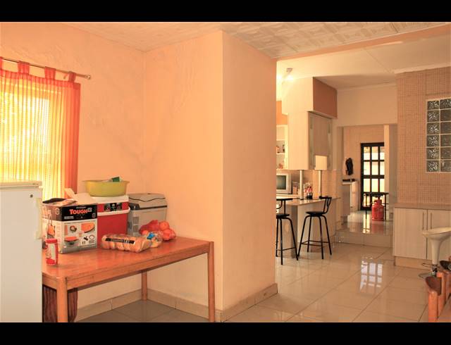 6 BEDROOM HOUSE FOR SALE IN KOSMOSDAL